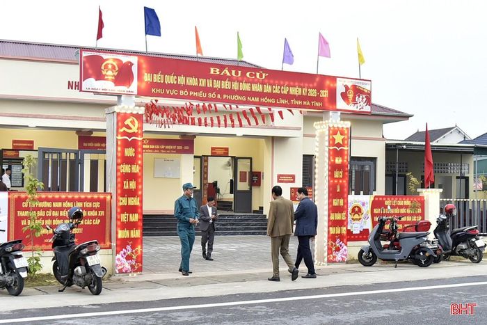 Địa điểm bỏ phiếu được trang trí cờ Tổ quốc, băng rôn, khẩu hiệu trang trọng.