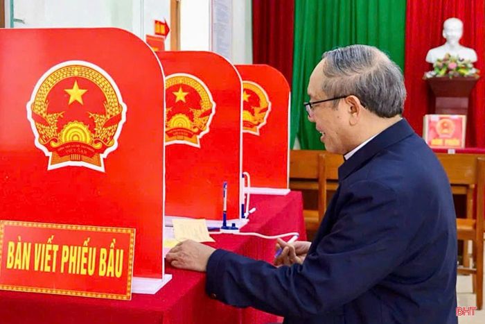 Linh mục Gioan Baotixita Nguyễn Khắc Bá - Tổng đại diện Giáo phận Hà Tĩnh đến bỏ phiếu tại khu vực bỏ phiếu số 22 (TDP Nam Phú, phường Trần Phú).