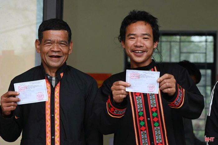 Bà con dân tộc Chứt - bản Rào Tre (xã Phúc Trạch) phấn khởi khi hoàn thành nghĩa vụ công dân.