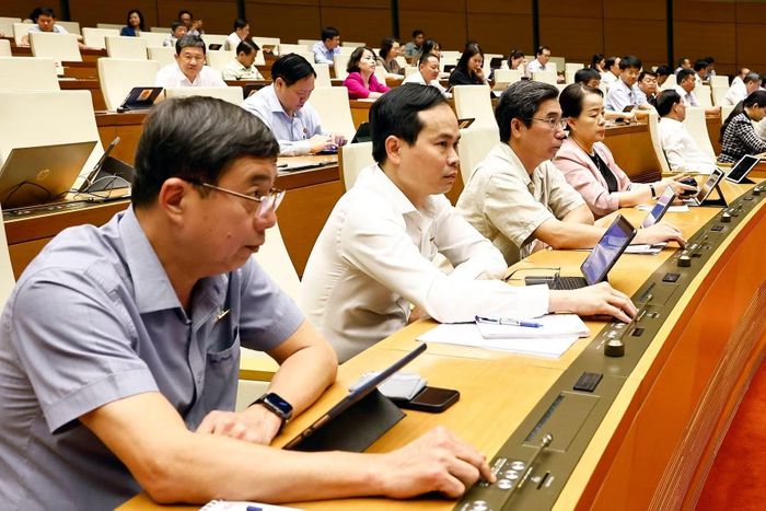 Đại biểu Quốc hội bấm nút biểu quyết các dự án luật, nghị quyết. (Ảnh: TTXVN)