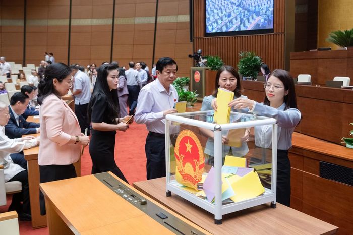 Đại biểu Quốc hội khóa XV bỏ phiếu tín nhiệm các chức danh năm 2023. (Ảnh: quochoi.vn)