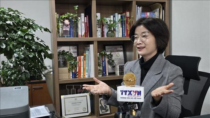 Bà Denise Pham (Ngọc Seoul), Giám đốc điều hành Công ty bất động sản KOVIRE, trả lời phỏng vấn của phóng viên TTXVN tại Hàn Quốc. Ảnh: Đức Thắng/TTXVN