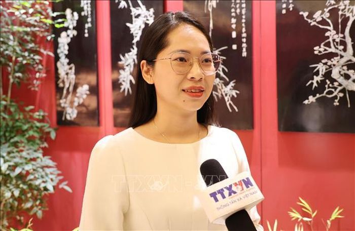 Chị Ngô Thị Huyền Trang, nghiên cứu sinh Tiến sĩ tại Đại học Ngôn ngữ Bắc Kinh trả lời phỏng vấn phóng viên TTXVN tại Bắc Kinh. Ảnh: Quang Hưng/TTXVN