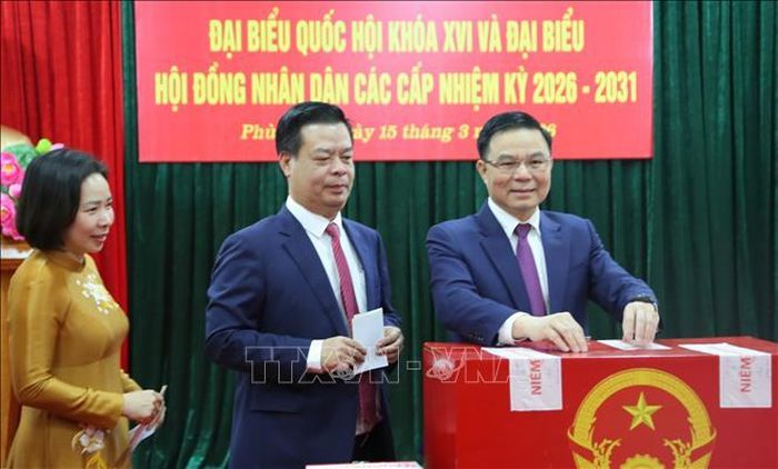 Ông Lê Mạnh Hùng, quyền Bộ trưởng Bộ Công thương bỏ phiếu bầu cử. Ảnh: Minh Thu/TTXVN