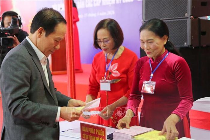 Ông Lê Tiến Châu, Bí thư Thành ủy Hải Phòng nhận phiếu bầu cử. Ảnh: Minh Thu/TTXVN