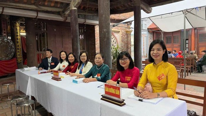 Không khí tại các khu vực bỏ phiếu diễn ra trang nghiêm nhưng cũng rất ấm áp.