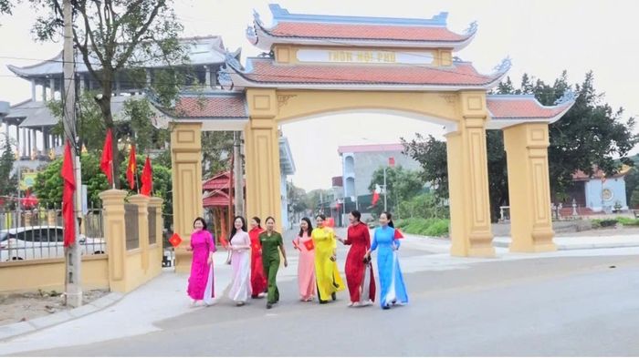 Từ sáng sớm, đông đảo cán bộ, hội viên phụ nữ đã có mặt tại các điểm bầu cử, khoác lên mình những tà áo dài duyên dáng hoặc trang phục truyền thống dân tộc, cùng hòa chung không khí náo nức của ngày hội lớn của đất nước.