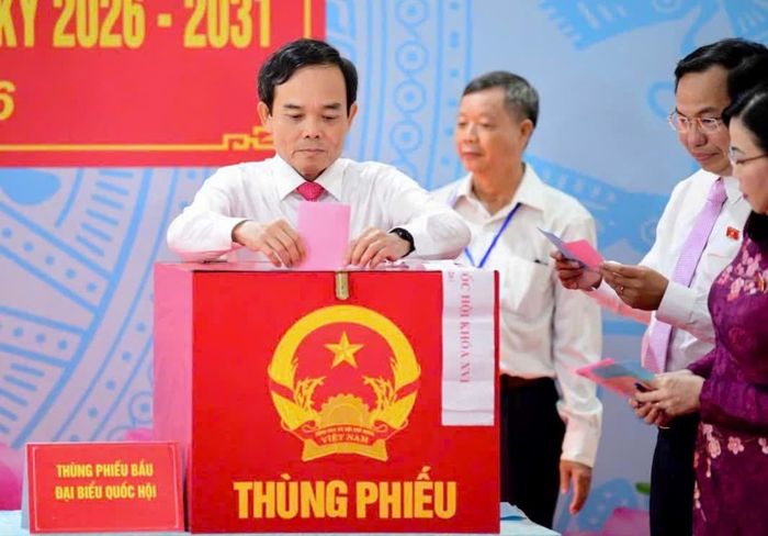 Bí thư Thành ủy TP.HCM Trần Lưu Quang bỏ phiếu bầu cử. Ảnh: Người Lao Động