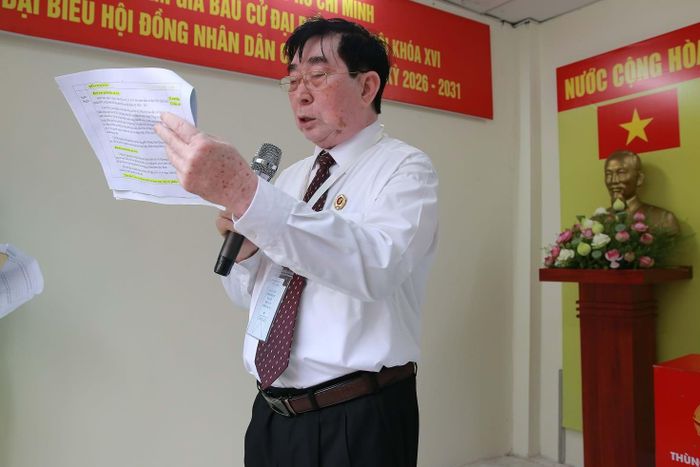 Thành viên Tổ bầu cử công bố các quy định bầu cử.