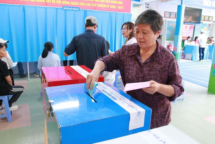 Hoạt động bỏ phiếu diễn ra trật tự, đúng quy định tại Đơn vị bầu cử số 7, Khu vực bỏ phiếu số 22 (Khu phố 43, 44) trên địa bàn phường.