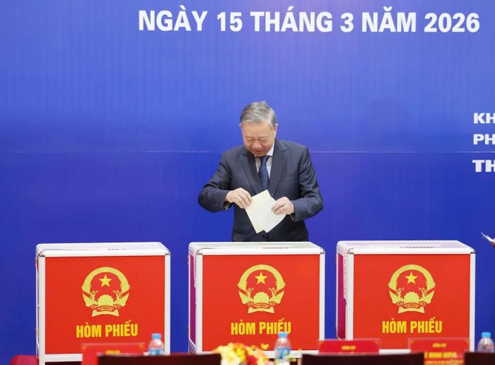 Tổng Bí thư Tô Lâm bỏ phiếu bầu cử tại Khu vực bỏ phiếu số 02 phường Ba Đình, thành phố Hà Nội. Ảnh: VGP