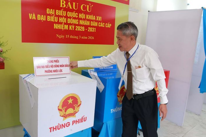 Ngay từ sáng sớm, ông Võ Văn Đức - Bí thư Đảng ủy, Chủ tịch HĐND phường Nhiêu Lộc - đã có mặt tại Đơn vị bầu cử số 5, khu vực bỏ phiếu số 13 (thuộc khu phố 9, 10) để kiểm tra toàn bộ công tác chuẩn bị bầu cử.