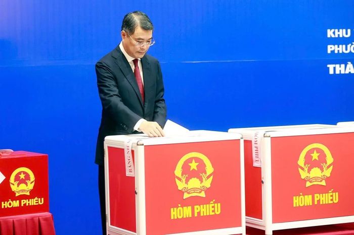 Ủy viên Bộ Chính trị, Bí thư Trung ương Đảng, Trưởng Ban Tổ chức Trung ương Lê Minh Hưng thực hiện quyền và nghĩa vụ công dân. Ảnh: VGP