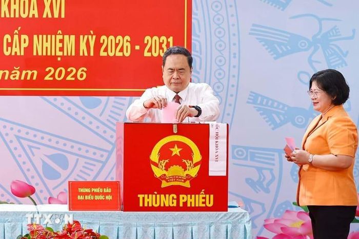 Chủ tịch Quốc hội Trần Thanh Mẫn bỏ phiếu bầu cử tại Khu vực bỏ phiếu số 14 Trường THCS Đỗ Văn Dậy, xã Hóc Môn, TP.HCM. Ảnh: TTXVN