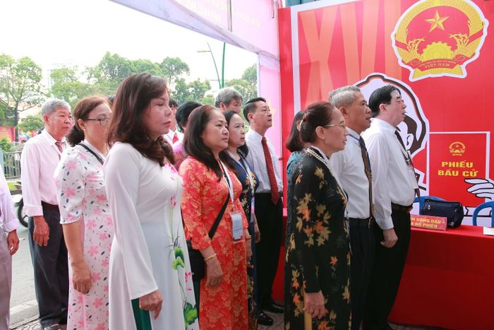Không khí trang nghiêm tại lễ khai mạc và lễ chào cờ trong ngày bầu cử tại Đơn vị bầu cử số 5, khu vực bỏ phiếu số 13 (thuộc khu phố 9, 10) trên địa bàn phường Nhiêu Lộc.