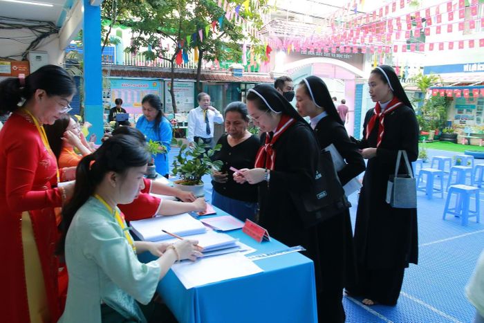 Đông đảo cử tri phường Nhiêu Lộc tham gia Ngày hội bầu cử từ sáng sớm.