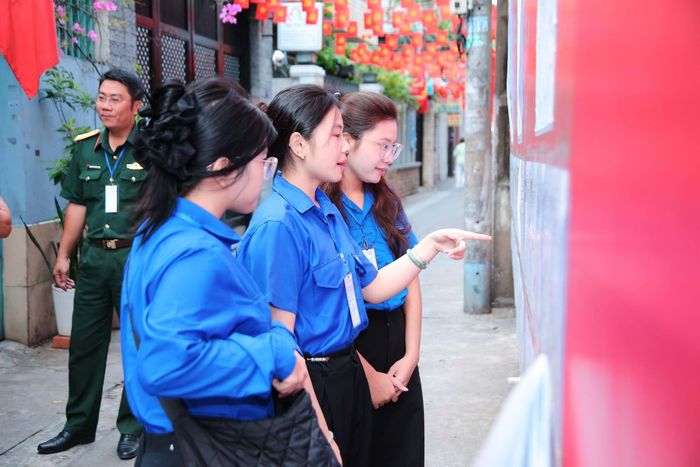 Cử tri nghiên cứu danh sách ứng cử viên trước khi ghi phiếu bầu. Ảnh: BTC