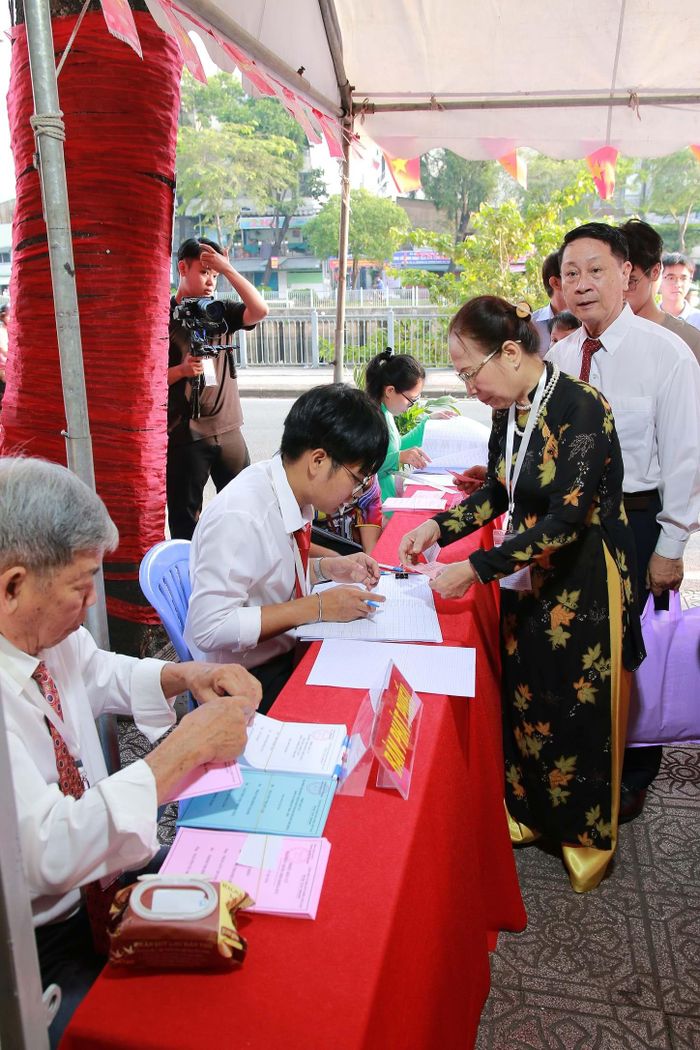 Người dân phường Nhiêu Lộc thực hiện các bước nhận phiếu trước khi vào phòng bỏ phiếu.