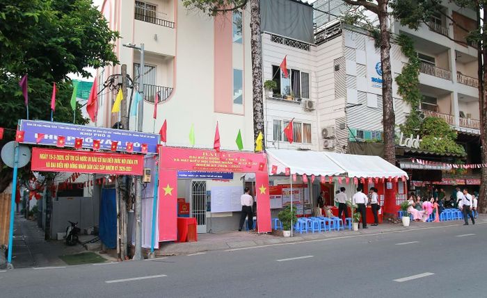 Từ sáng sớm, công tác chuẩn bị cho bầu cử tại Đơn vị bầu cử số 5, khu vực bỏ phiếu số 13 (thuộc khu phố 9, 10) trên địa bàn phường Nhiêu Lộc đã sẵn sàng.
