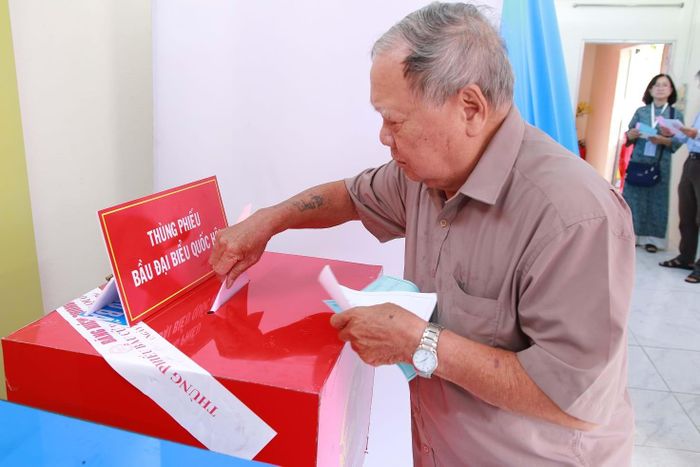 Những cử tri đầu tiên bỏ phiếu bầu cử tại Đơn vị bầu cử số 5, khu vực bỏ phiếu số 13.