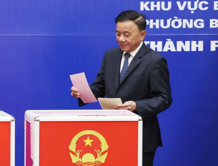 Ủy viên Bộ Chính trị, Thường trực Ban Bí thư Trần Cẩm Tú tham gia bỏ phiếu tại khu vực bỏ phiếu số 2, phường Ba Đình, Hà Nội. Ảnh: VGP