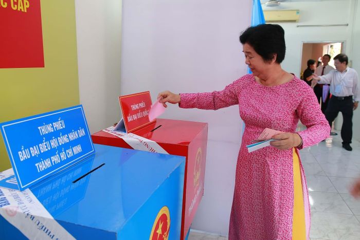 Bà Nguyễn Thị Mai (phường 9) là người bỏ những lá phiếu đầu tiên mở đầu ngày bầu cử tại Đơn vị bầu cử số 5, khu vực bỏ phiếu số 13.