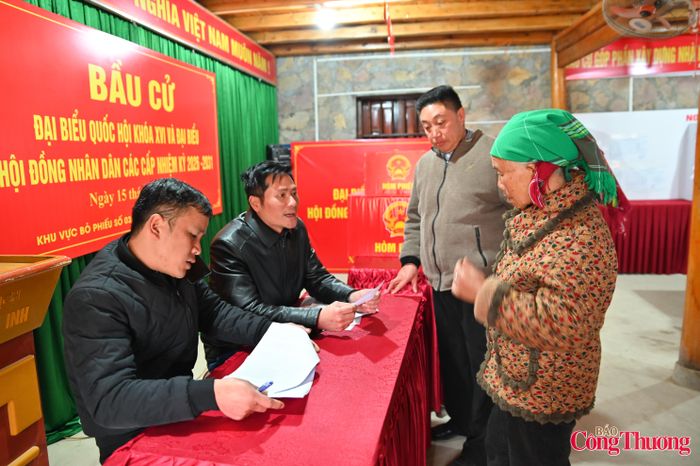 Khu vực bỏ phiếu số 03 Lũng Cú, tỉnh Hà Giang. Ảnh Nam Nguyễn