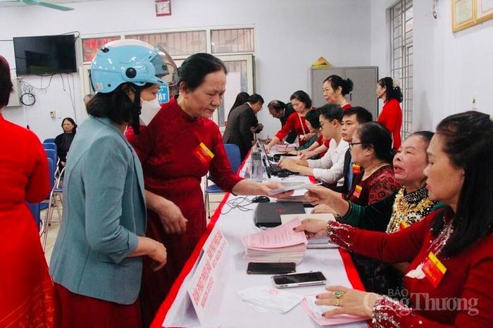Thành viên tổ bầu cử hướng dẫn cử tri thực hiện các bước bỏ phiếu theo quy định. 