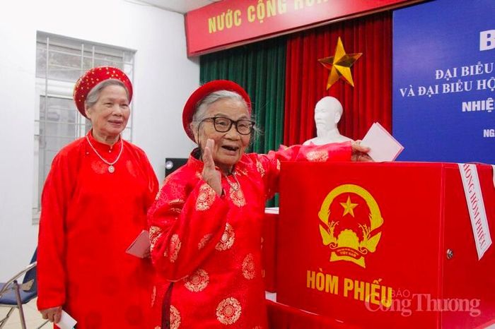 Các cụ cao tuổi được ưu tiên bỏ phiếu đầu tiên.
