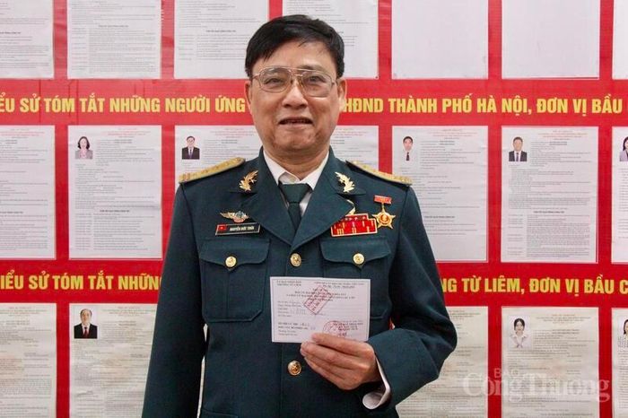 Cựu chiến binh Nguyễn Đức Thừa phấn khởi sau khi hoàn thành nghĩa vụ bầu cử.