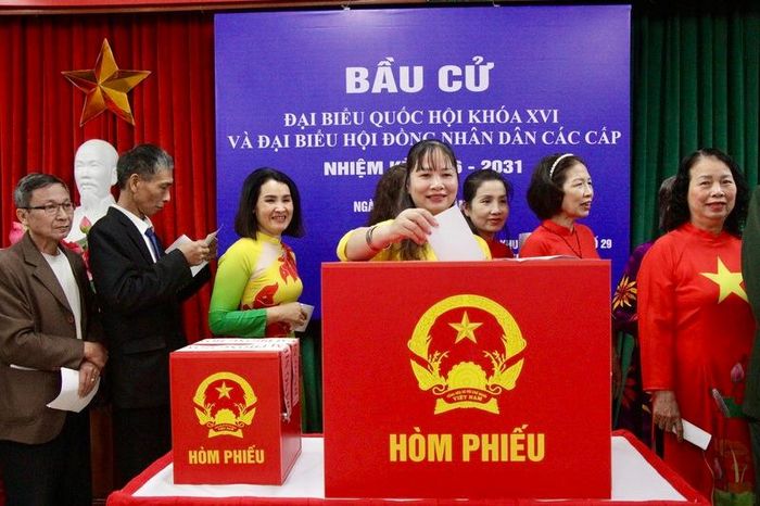 Cử tri đến từ sớm, háo hức thực hiện quyền công dân trong ngày hội bầu cử. 
