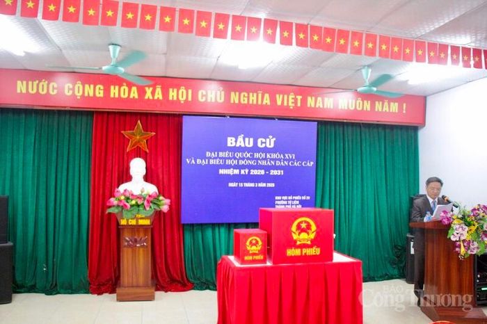 Ban tổ chức tiến hành khai mạc, công bố quyết định tổ bầu cử, thông qua nội quy phòng bỏ phiếu.