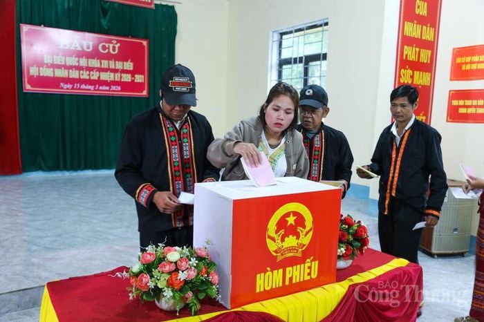 Sau khi hoàn thành bỏ phiếu bầu cử, địa phương sẽ bố trí bữa ăn sáng và chở bà con về lại nhà.