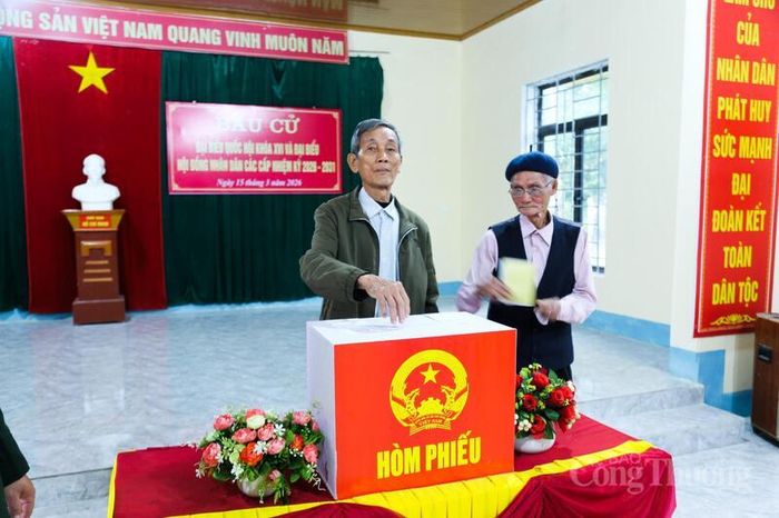 Ngoài ra, địa phương cũng đã nắm thông tin có khoảng 12 người của bản hiện đang làm việc, học tập xa nhà sẽ tham gia bầu cử tại các nơi đang tạm trú để thực hiện quyền và nghĩa vụ của công dân.