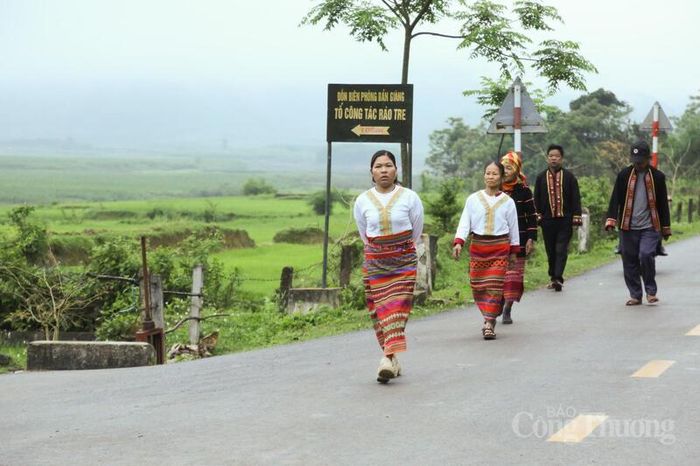 Bản Rào Tre cách trung tâm hành chính xã khoảng 20km.
