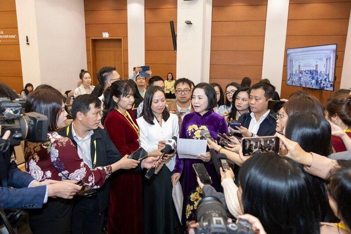 Phó Chủ tịch Quốc hội Nguyễn Thị Thanh trả lời phỏng vấn báo chí