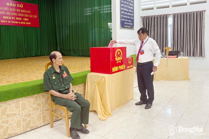 Ngay sau lễ khai mạc, Tỉnh ủy viên, Bí thư Đảng ủy, Chủ tịch HĐND xã Định Quán Nguyễn Cao Cường đã bỏ lá phiếu bầu cử đầu tiên tại Khu vực bỏ phiếu số 1 - ấp Hiệp Tâm 1, xã Định Quán. Ảnh: Đan Nhi
