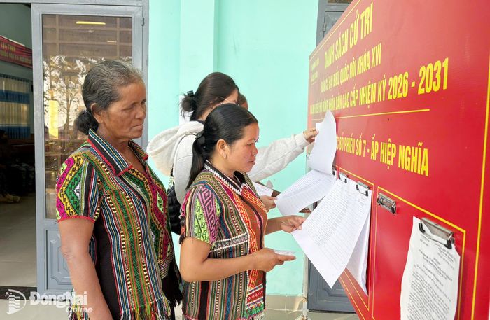 Các cử tri là đồng bào dân tộc thiểu số xem danh sách cử tri tại Khu vực bỏ phiếu số 7 - ấp Hiệp Nghĩa, xã Định Quán. Ảnh: Đan Nhi
