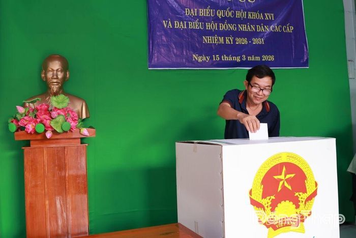 Người dân xã Tháp Mười tham gia bỏ phiếu bầu cử.