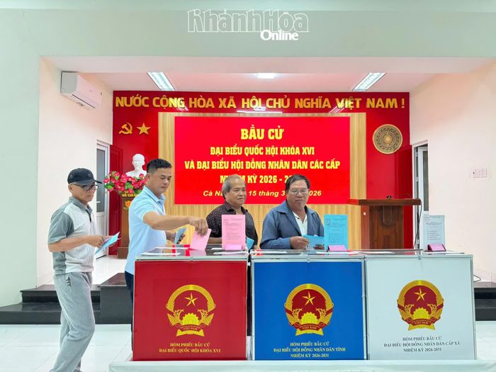 Cử tri xã Cà Ná tham gia bỏ phiếu tại Khu vực bỏ phiếu số 6.