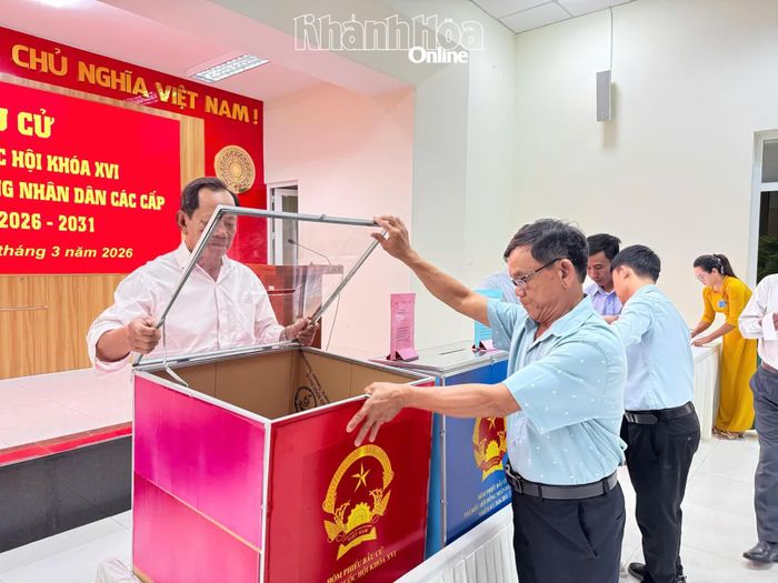 Đại diện cử tri Tổ bầu cử số 6 kiểm tra thùng phiếu trước khi bắt đầu bỏ phiếu.