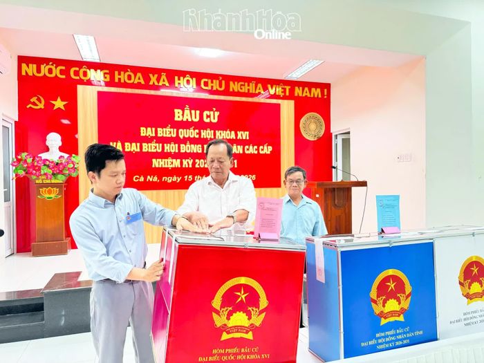 Tổ bầu cử số 6 niêm phong thùng phiếu trước khi bắt đầu bỏ phiếu.