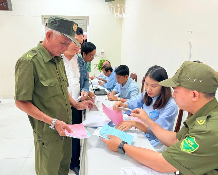 Tổ bầu cử phát phiếu, hướng dẫn cử tri thực hiện các bước bỏ phiếu theo quy định.