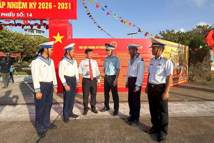 Đồng chí Phạm Thanh Liêm - Chủ tịch UBND đặc khu Trường Sa trò chuyện với cử tri.