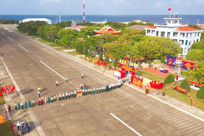 Đông đảo cử tri đảo Trường Sa tham gia bầu cử.