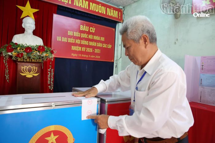 Tổ bầu cử tiến hành niêm phong hòm phiếu tại Khu vực bỏ phiếu số 9 theo đúng quy định.