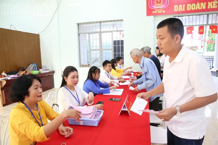 Cử tri làm thủ tục nhận phiếu và thực hiện bỏ phiếu tại Khu vực bỏ phiếu số 13.