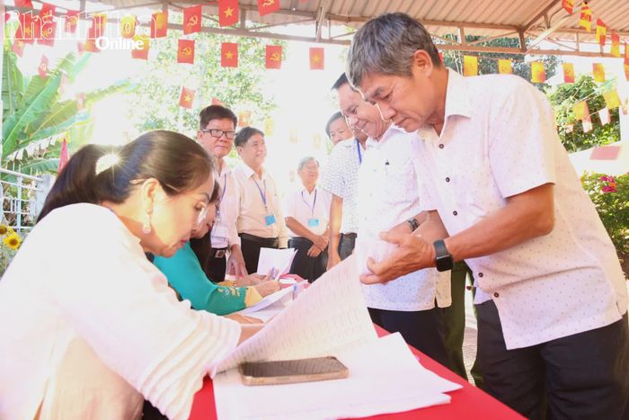 Cử tri thực hiện quyền bỏ phiếu tại Khu vực bỏ phiếu số 9.