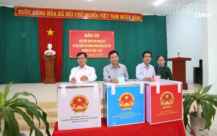 Lãnh đạo phường Bảo An thực hiện quyền cử tri, tham gia bỏ phiếu bầu đại biểu Quốc hội khóa XVI và đại biểu HĐND các cấp nhiệm kỳ 2026 – 2031.