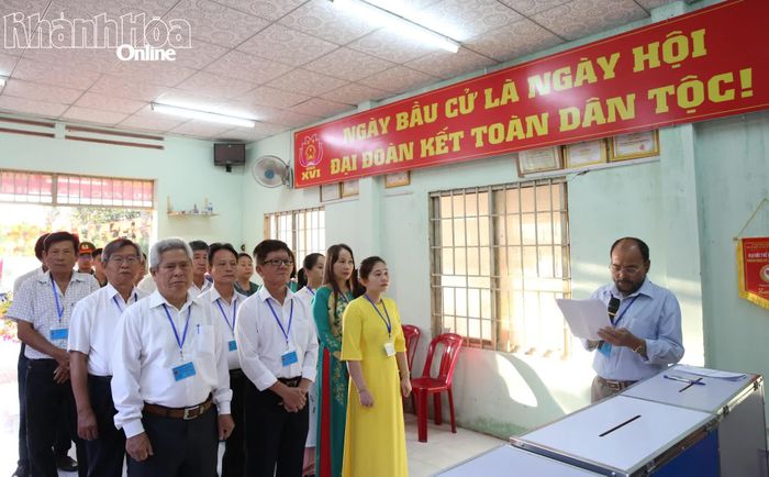 Tổ bầu cử Khu vực bỏ phiếu số 9 hướng dẫn cử tri thực hiện các nguyên tắc bầu cử.